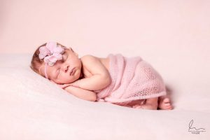 Fotograf newborn miminek těhu těhotenské foto Profesionální fotograf s atelierem Most