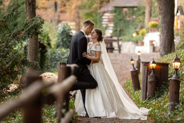 Svatební obřad v přírodě s koňmi v pozadí na statku