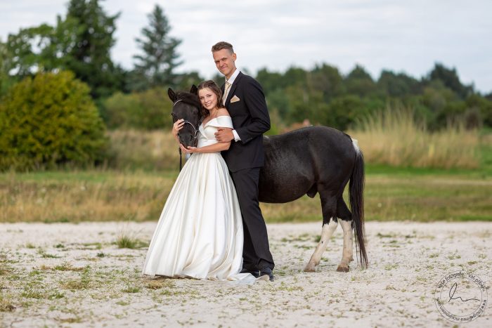 Svatební kytice s lučním kvítím u koňské ohlávky