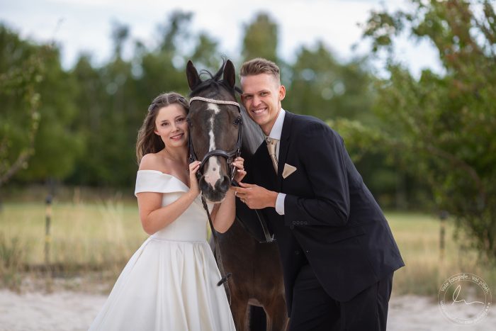 Svatební obřad v přírodě s koňmi v pozadí na statku