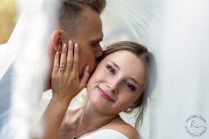 Svatební obřad v přírodě s koňmi v pozadí na statku