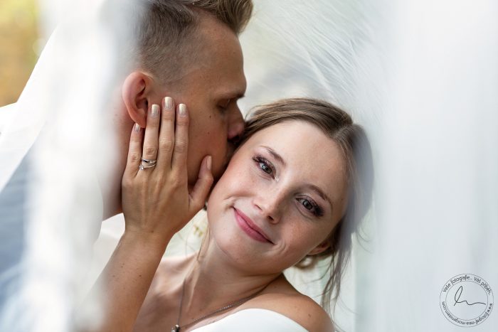 Svatební obřad v přírodě s koňmi v pozadí na statku