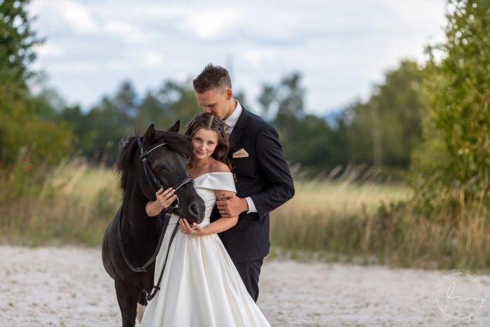 Svatební portrét nevěsty s hnědým koněm při západu slunce